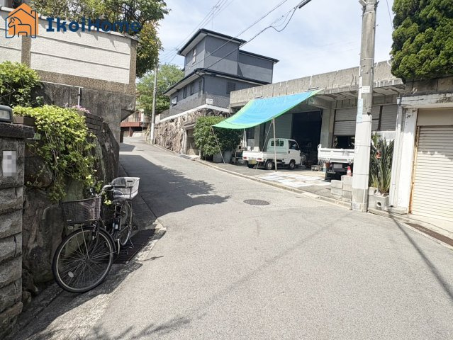 明石市朝霧山手町　中古戸建の前面道路含む現地写真|●年中無休：当日予約可●前面道路は幅員約5.5ｍ、交通量少なく安心の住環境です！