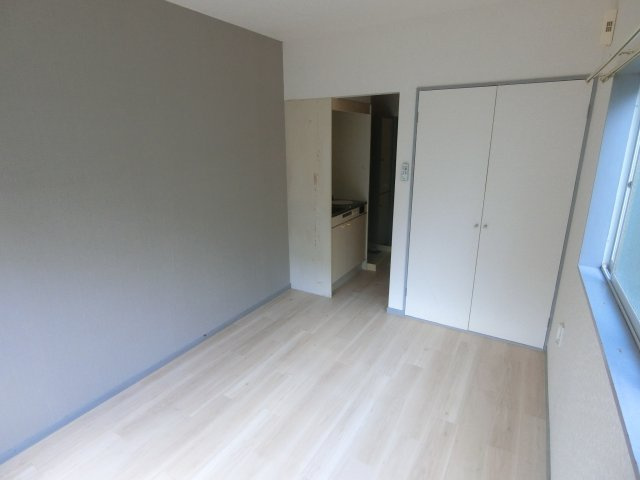 ビラ久末の居間・リビング|他のお部屋の参考写真となります。※横の窓はございません。