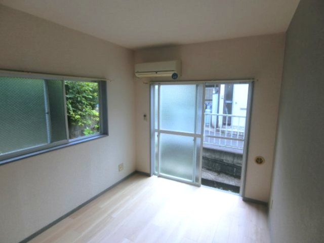 ビラ久末の居間・リビング|他のお部屋の参考写真となります。※横の窓はございません。