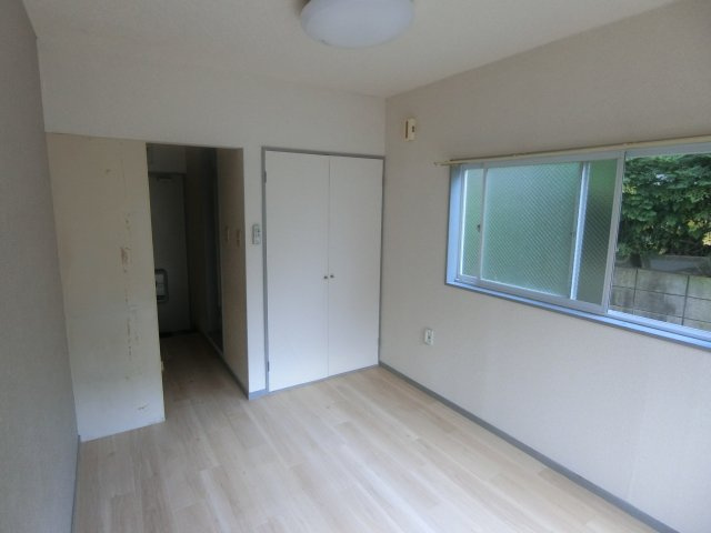 ビラ久末の寝室|他のお部屋の参考写真となります。※横の窓はございません。