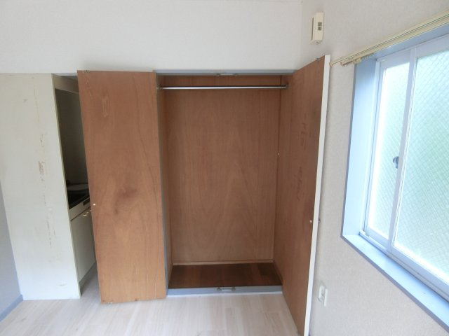 ビラ久末の収納|他のお部屋の参考写真となります。※横の窓はございません。