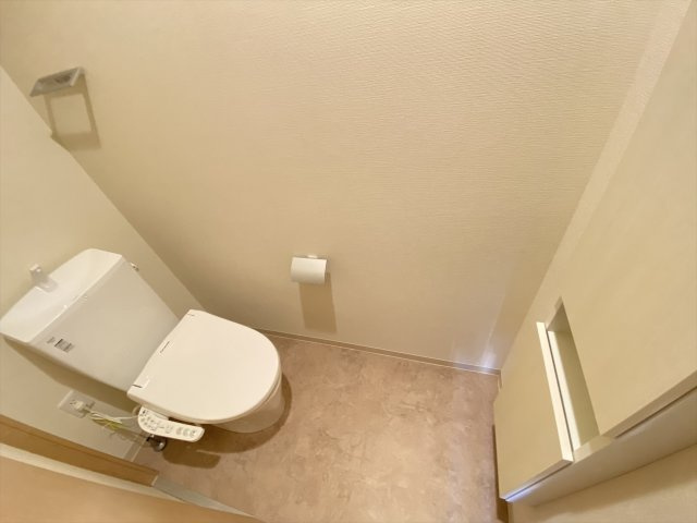 温水洗浄便座付きのトイレです♪