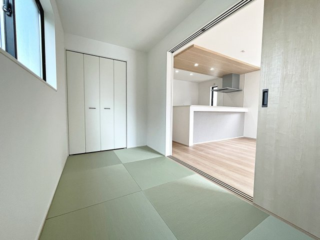 新築戸建・新築建売　郡山市東原一丁目　富田東小・富田中の和室|畳のぬくもりが心地いい和室。リビングから見守ることができ、お子様のお昼寝や遊び場に最適です！