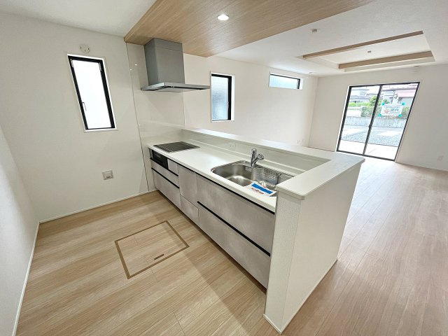 新築戸建・新築建売　郡山市東原一丁目　富田東小・富田中のキッチン|IHクッキングヒーターで火災の心配を軽減してくれます！フラットなのでお掃除がしやすいです！