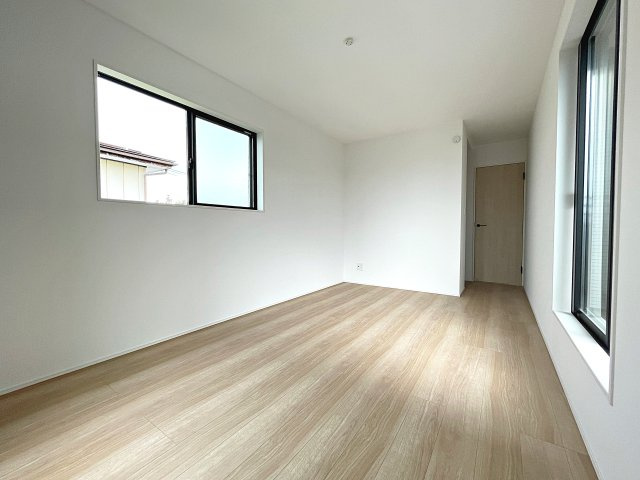 新築戸建・新築建売　郡山市東原一丁目　富田東小・富田中の洋室|バルコニーに面しており大きな窓から日差しが入るので気持ちの良いプライベート空間です！