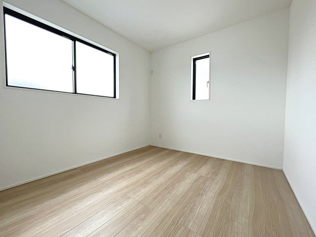 新築戸建・新築建売　郡山市東原一丁目　富田東小・富田中の洋室|5.2帖の洋室は北側の窓から一定した柔らかい光が入り、PC作業や読書などにも最適なお部屋です！