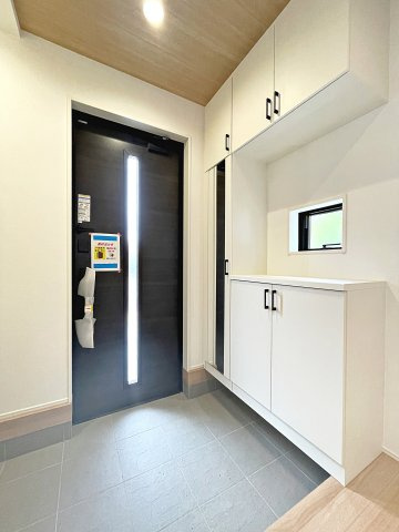 新築戸建・新築建売　郡山市東原一丁目　富田東小・富田中の玄関|シューズボックスには全身鏡がついているので、お出かけ前の身だしなみチェックもバッチリです！