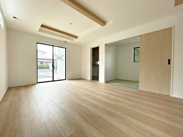 新築戸建・新築建売　郡山市東原一丁目　富田東小・富田中の居間・リビング|16帖のLDKは折り上げ天井で更に開放的！南側の掃き出し窓から日差しが入り気持ちの良い空間です！