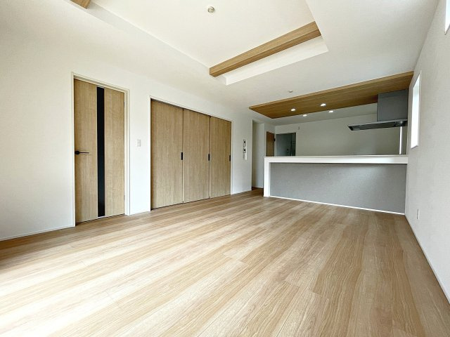 新築戸建・新築建売　郡山市東原一丁目　富田東小・富田中の居間・リビング|キッチンの前にダイニングテーブルを設置すれば、お料理の配膳もスムーズです！