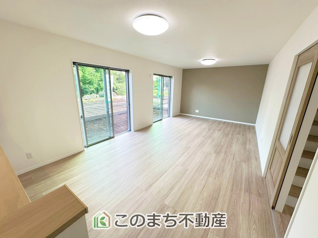 ワイウッドコート下都賀郡壬生町安塚第3期の居間・リビング|南側から暖かな日差しが差し込みます♪キッチンからリビングの様子がよく見渡せます☆
