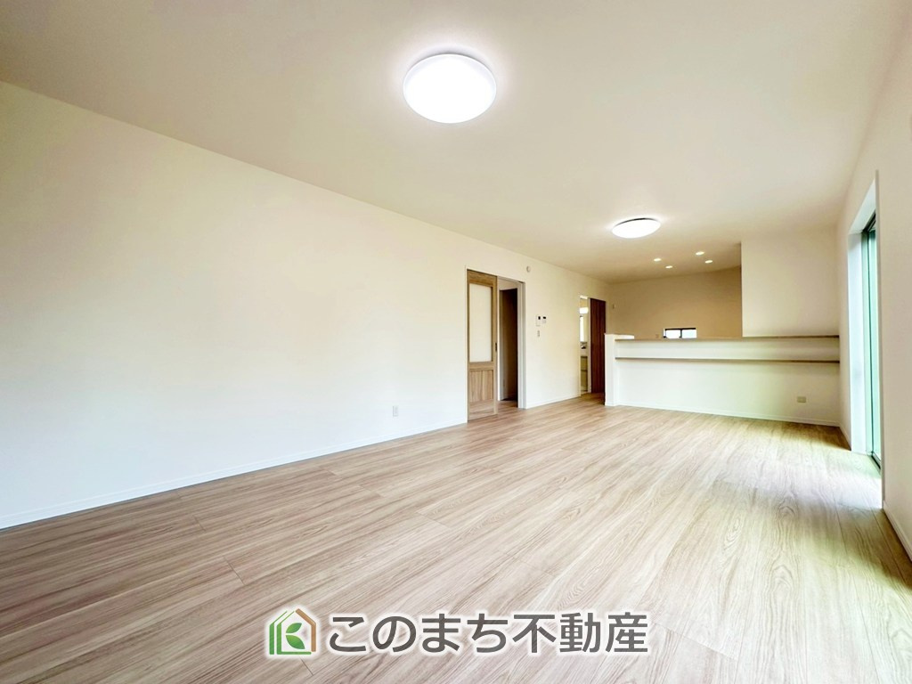 ワイウッドコート下都賀郡壬生町安塚第3期の居間・リビング|オープンでのびやかな空間を生み出す、こだわりの広がりとゆとり。家族と過ごす時間を大切にしたい方にぴったりの明るくゆとりある住空間です。
