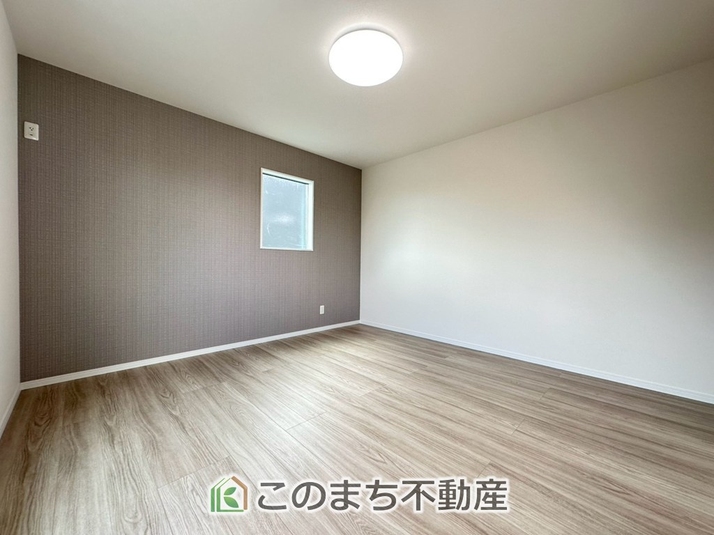 ワイウッドコート下都賀郡壬生町安塚第3期の洋室|陽光がふんだんに降り注ぐお部屋です。陽だまりの空間で、プライベートなお家時間も快適にお過ごしいただけます♪
