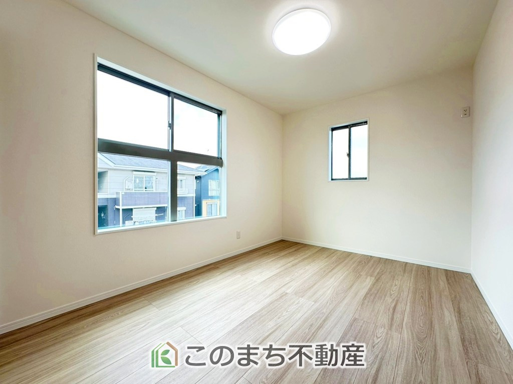 ワイウッドコート下都賀郡壬生町安塚第3期の洋室|柔らかい陽光が差し込む明るいお部屋を演出する設計。彩光の取れる窓が気持ちの良いお部屋を創り上げます。
