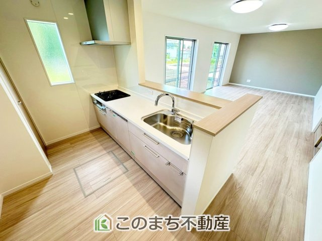 ワイウッドコート下都賀郡壬生町安塚第3期のキッチン|"お洒落なホワイト天板のペニンシュラキッチンを採用しております。
浄水器内蔵の水栓です♪"
