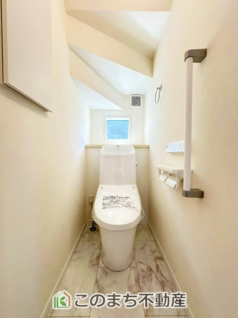ワイウッドコート下都賀郡壬生町安塚第3期のトイレ|小窓から換気ができて清潔なトイレスペース☆温水洗浄便座搭載です！
