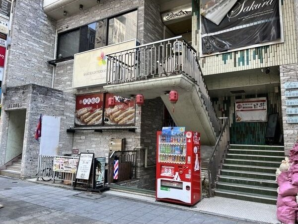 第三和光ビルのエントランス
