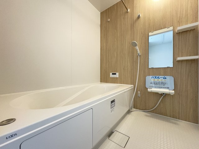 門司区上二十町2期の浴室|浴室暖房換気乾燥機・24時間換気機能付き・ベンチ付全身浴・半身浴・家族浴３種の浴槽になります。