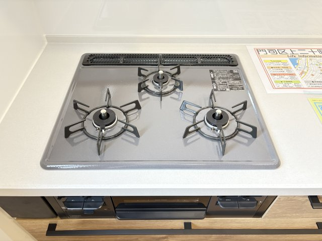 門司区上二十町2期のキッチン|料理の幅が広がる3口ガスコンロ付きです。