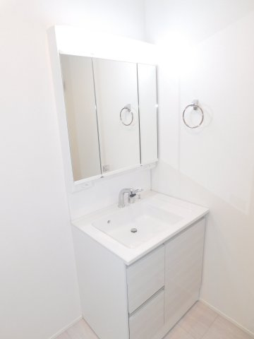 名古屋市中川区吉津３丁目の新築一戸建の独立洗面台|◇洗面室◇　　三面鏡シャンプードレッサー　くもり止め仕様　