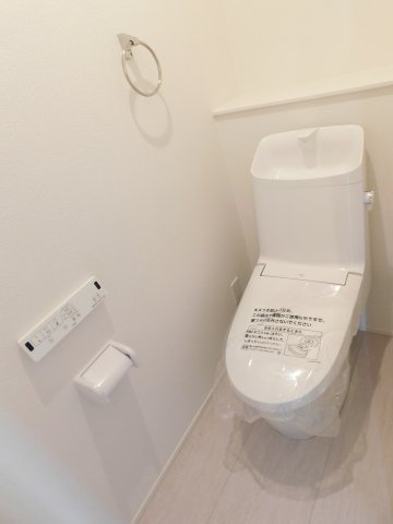 名古屋市中川区吉津３丁目の新築一戸建のトイレ|◇トイレ◇　　１階・２階ウォシュレット　節水タイプ　リモコンパネル付き　収納完備！