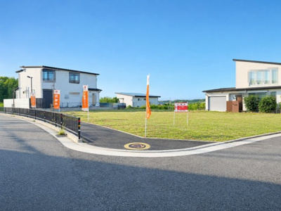 【前面道路含む現地写真】 | 岸和田市岸の丘町1丁目A号地 | 約67坪超のゆとりある敷地。建築条件無しにつきお好きなハウスメーカーで建築可能です。
※掲載写真は一部画像加工を含みます。