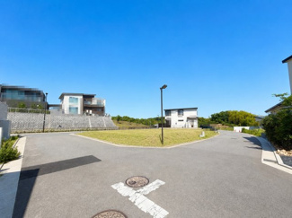 【前面道路含む現地写真】 | 岸和田市岸の丘町1丁目A号地 | 三方接道につき、開放感のある立地。整った街並みが広がる“ゆめみヶ丘岸和田”分譲地内です。
※掲載写真は一部画像加工を含みます。