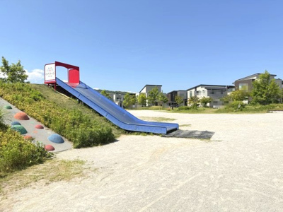 【周辺】 | 岸和田市岸の丘町1丁目A号地 | 分譲地内の公園が身近にあり、自然を感じながら暮らせる住環境です。
※掲載写真は一部画像加工を含みます。