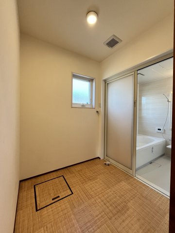安来市汐手が丘中古住宅の脱衣所