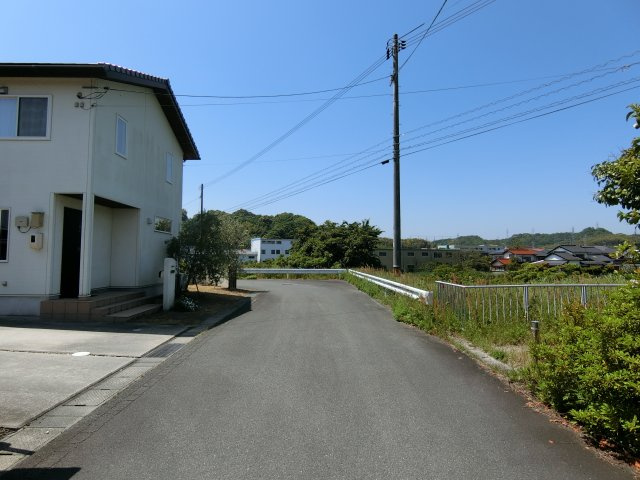 安来市汐手が丘中古住宅の前面道路含む現地写真