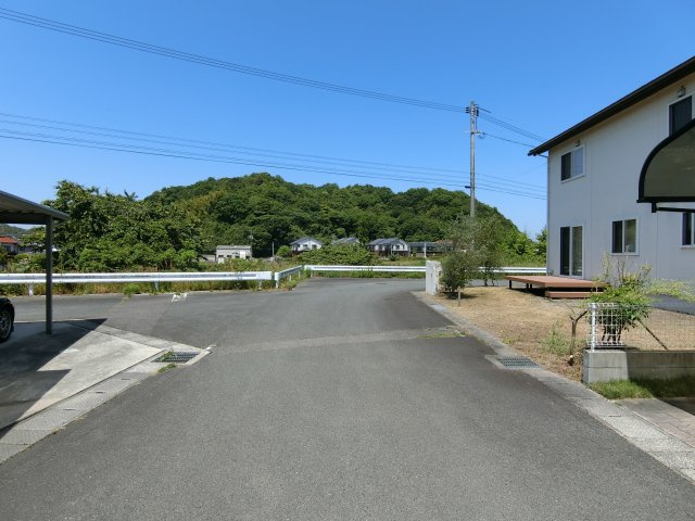 安来市汐手が丘中古住宅の前面道路含む現地写真