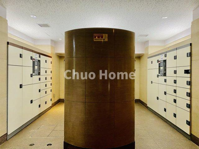 コスモ21ザ・ガーデンズフォートの設備|【宅配ボックス】在宅時・不在時に関わらず、居住者の代わりに非対面で宅配物を受け取ってくれる便利な設備です。わかりやすくご説明致しますので見学時にはお部屋だけではなく共用部分もぜひチェックしてください。