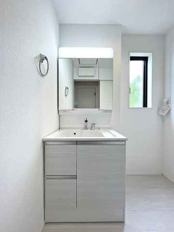 新築戸建・新築建売　郡山市東原一丁目　富田東小・富田中の独立洗面台|三面鏡洗面台で朝の身支度もしやすく収納力も◎洗面台に物を置かずすっきり清潔に保つことができます！