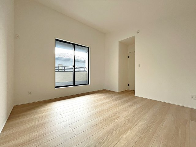 新築戸建・新築建売　郡山市東原一丁目　富田東小・富田中の洋室|バルコニーに面しており南側の窓から太陽の日差しが入る明るいお部屋です！