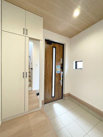 新築戸建・新築建売　郡山市東原一丁目　富田東小・富田中の玄関|大容量のシューズボックスがあり収納豊富な玄関スペース。玄関ドアから日差しが入り明るいです！