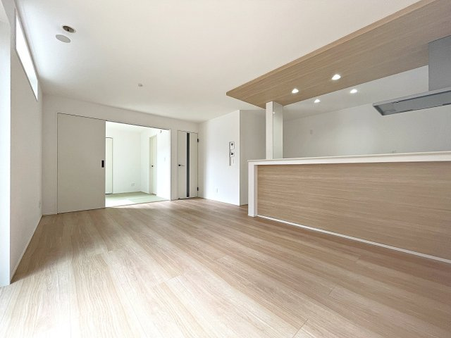 新築戸建・新築建売　郡山市東原一丁目　富田東小・富田中の居間・リビング|太陽の日差しが気持ちの良いリビングは広々としているので家具を設置してもゆとりがあります！