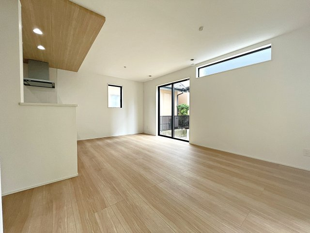 新築戸建・新築建売　郡山市東原一丁目　富田東小・富田中の居間・リビング|キッチンの前にダイニングテーブルを設置すれば、お料理の配膳もスムーズです！
