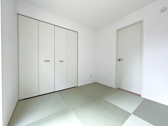 新築戸建・新築建売　郡山市東原一丁目　富田東小・富田中の和室|畳のぬくもりが心地いい和室。リビングから見守ることができ、お子様のお昼寝や遊び場に最適です！
