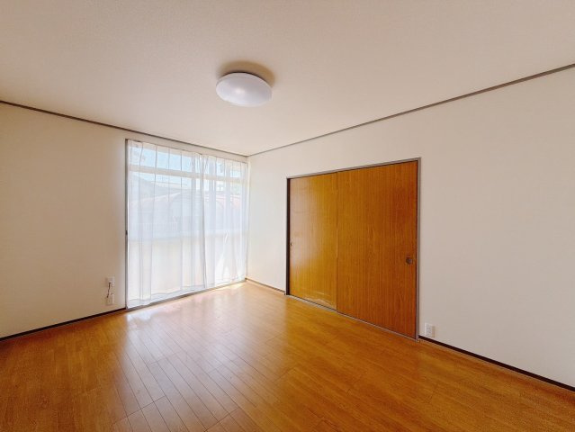 【中古戸建】深谷市人見の居間・リビング|■洋室｜木のぬくもりを感じるフローリングは、天然木の味わいが時とともに深みを増していきます。また、傷にも強く、フリーワックスでお手入れもラクラクです♪