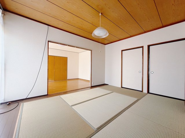 【中古戸建】深谷市人見の和室|■和室｜扉付きの和室なのでプライベートな空間にもなります。ご両親がお泊りになっても、ぬくもりを感じられる和室でゆっくりとお寛ぎいただけます♪