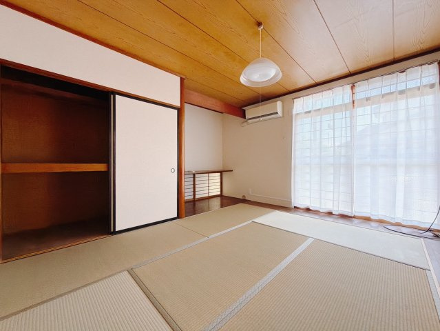 【中古戸建】深谷市人見の和室|■和室｜和室を書斎にしたり、冬にはコタツを敷いて家族みんなで年越しをするのもいいですね。家族みんなのお気に入りの空間になります♪