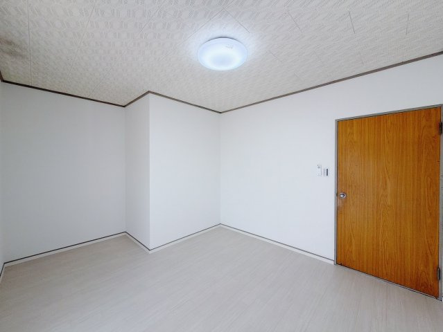 【中古戸建】深谷市人見の洋室|■洋室｜ナチュラルカラーの床です。模様替えなどとても楽しく工夫できます♪陽当たり、風通しもとても良いので毎日快適な生活スタートです！子供部屋にも良いですね♪