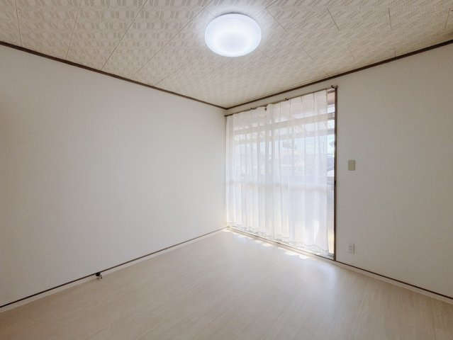 【中古戸建】深谷市人見の洋室|■洋室｜大きい窓からあたたかいたっぷりの光が入ります♪開放的な空間で毎日をもっと快適に(*＾＾*)