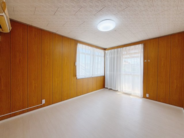 【中古戸建】深谷市人見の洋室|■洋室｜南の窓から柔らかな陽射しが心地よく差し込むお部屋。休日はゆったりとした時間を過ごせそうですね。