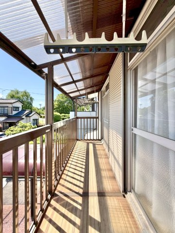 【中古戸建】深谷市人見のバルコニー|■バルコニー｜あたたかな陽のひかりを浴びることのできるバルコニー。お洗濯物やお布団を干せば、家族みんなが気持ちよく暮らすことができます(*^^*)