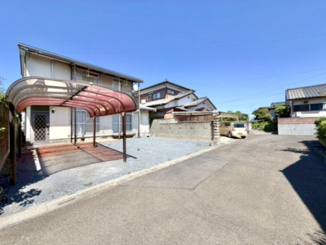 【中古戸建】深谷市人見の前面道路含む現地写真|■外観｜周囲の見渡しが良く、車の出入りの際も安全確認がしやすいため、小さなお子様がいるご家庭でも安心です。