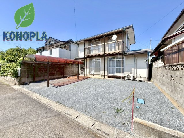 【中古戸建】深谷市人見の前面道路含む現地写真|■外観｜広々とした駐車スペースで楽々駐車可能！お買い物後もスムーズにお荷物を運べます♪愛車を守れる嬉しいカーポート付き♪