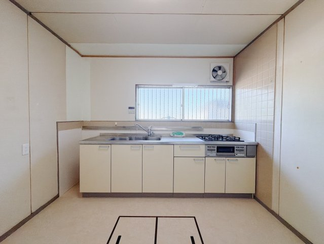 【中古戸建】深谷市人見のキッチン|■ダイニングキッチン｜独立キッチンのメリットは人目を気にせずお料理が出来ることです！来客時にも手元を見られない安心感があります。収納棚を設けてスッキリしたキッチンに変身可能です♪
