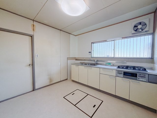 【中古戸建】深谷市人見のキッチン|■キッチン｜ワークトップ下には、圧力鍋やパスタ鍋などのかさばる調理器具もラクラク収納可能！ものが溢れがちなキッチン回りもスッキリきれいに管理ができます♪