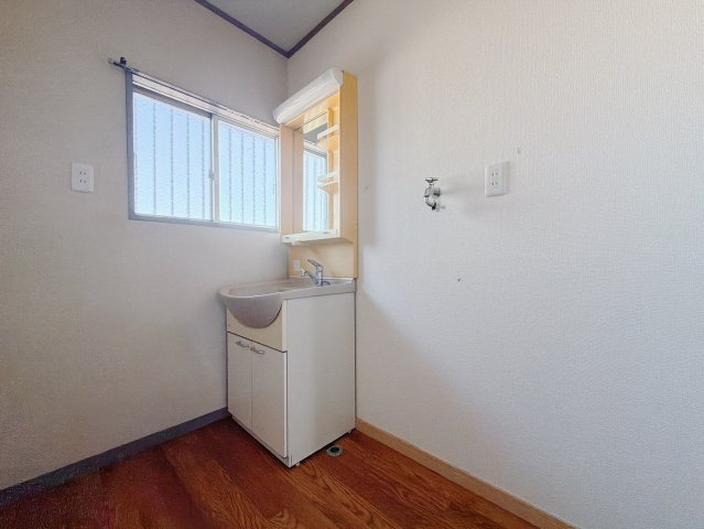 【中古戸建】深谷市人見の独立洗面台|■洗面室｜大きな鏡で朝の身支度もラクラク♪窓があるので換気の際も楽ちんです♪