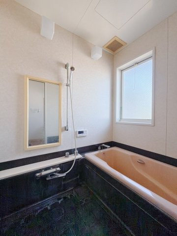 【中古戸建】深谷市人見の浴室|■浴室｜デザイン性に優れた浴室♪1日の疲れを癒す、ゆったりとしたバスタイムをぜひお過ごしください(*＾＾*)大きな窓付きで嬉しい♪